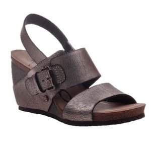 NWOT OTBT Women's Overnight Leather Wedge Sandals - Metallic Silver Grey Pewter